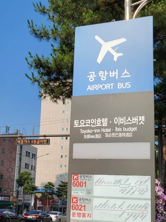 韓国の空港バスの看板（韓国語で、東横インホテルと記載されている）